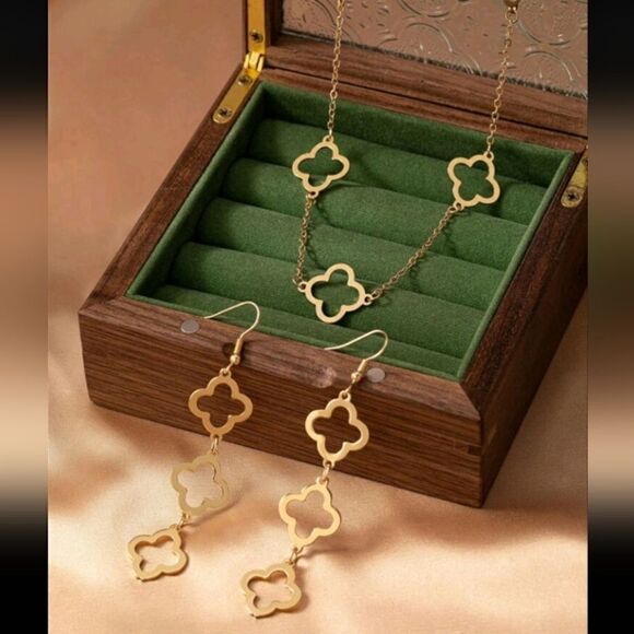 Gold Quatrefoil Clover Necklace & Earrings Set - Picture 2 of 6
